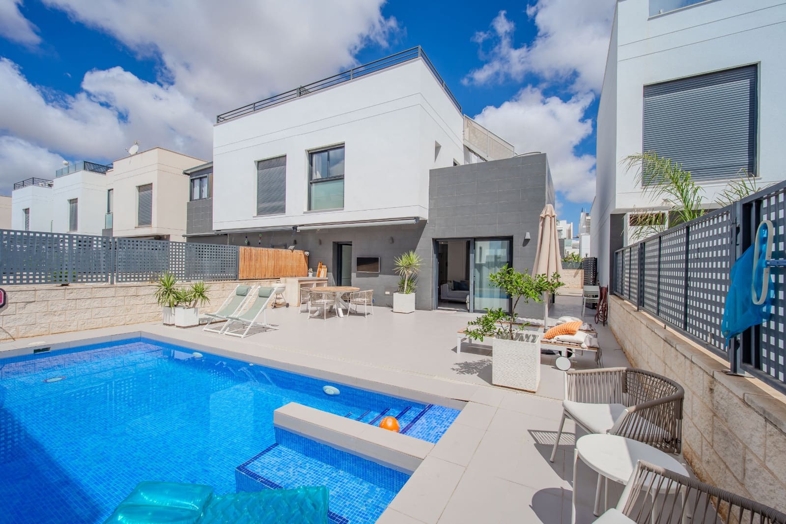 2 bedroom Semi-detached Villa for sale in Ciudad Quesada with pool - € 339,950 (Ref: 10014121)