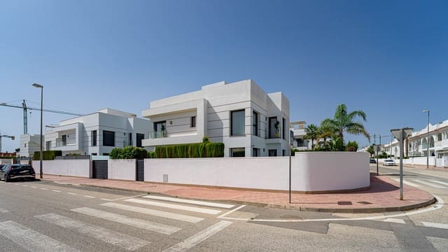 4 bedroom Villa for sale in Ciudad Quesada, Rojales with pool garage - € 525,000 (Ref: 10043351)