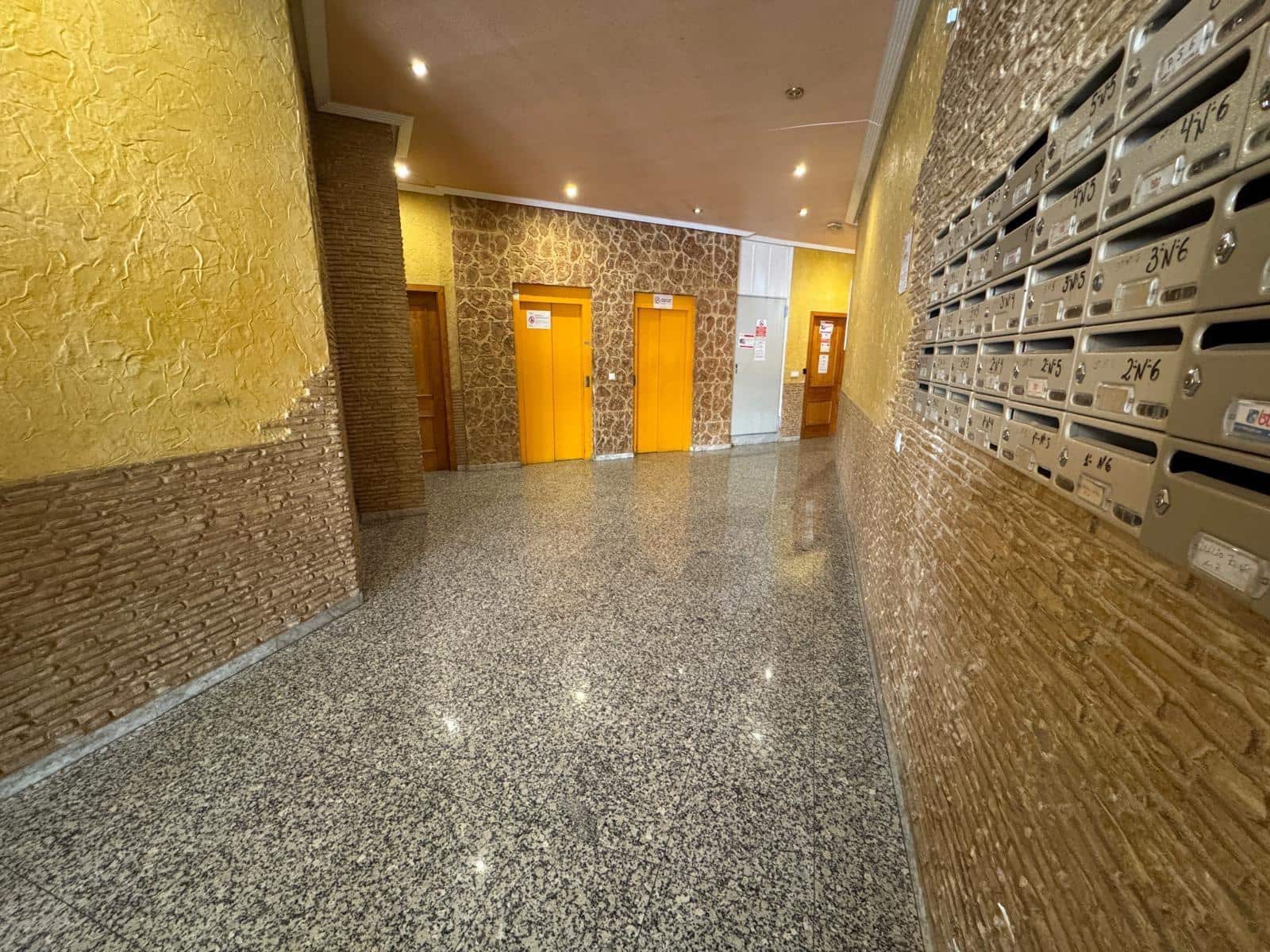 Autotalli myytävänä paikassa Torrevieja - 15 900 € (Ref: 10065606)