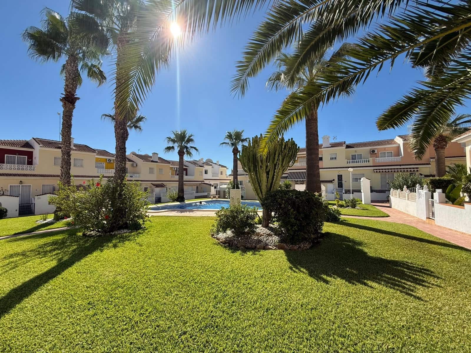 2 slaapkamer Halfvrijstaande villa te koop in Ciudad Quesada met garage - € 239.950 (Ref: 10078773)