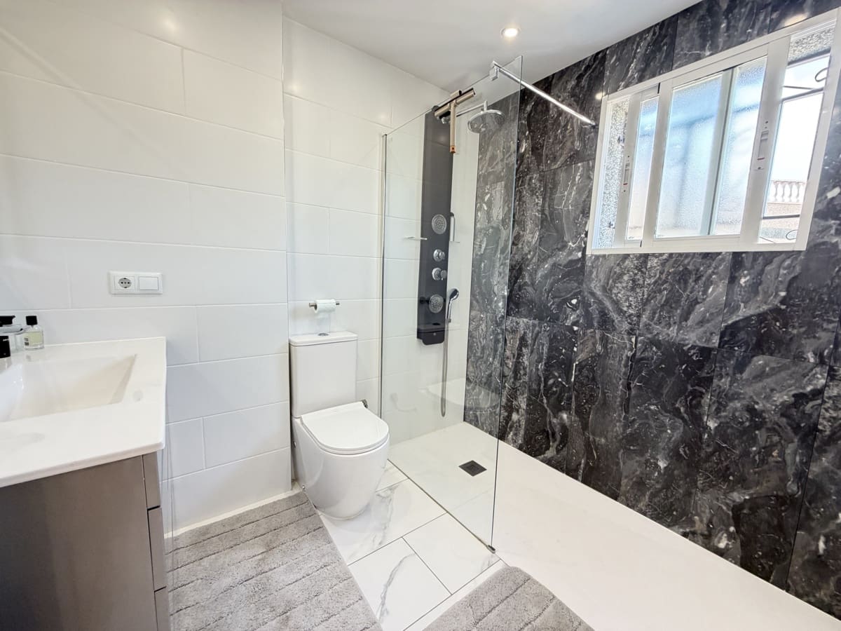 5 Zimmer Villa zu verkaufen in Villamartin mit Pool - 475.000 € (Ref: 10088703)