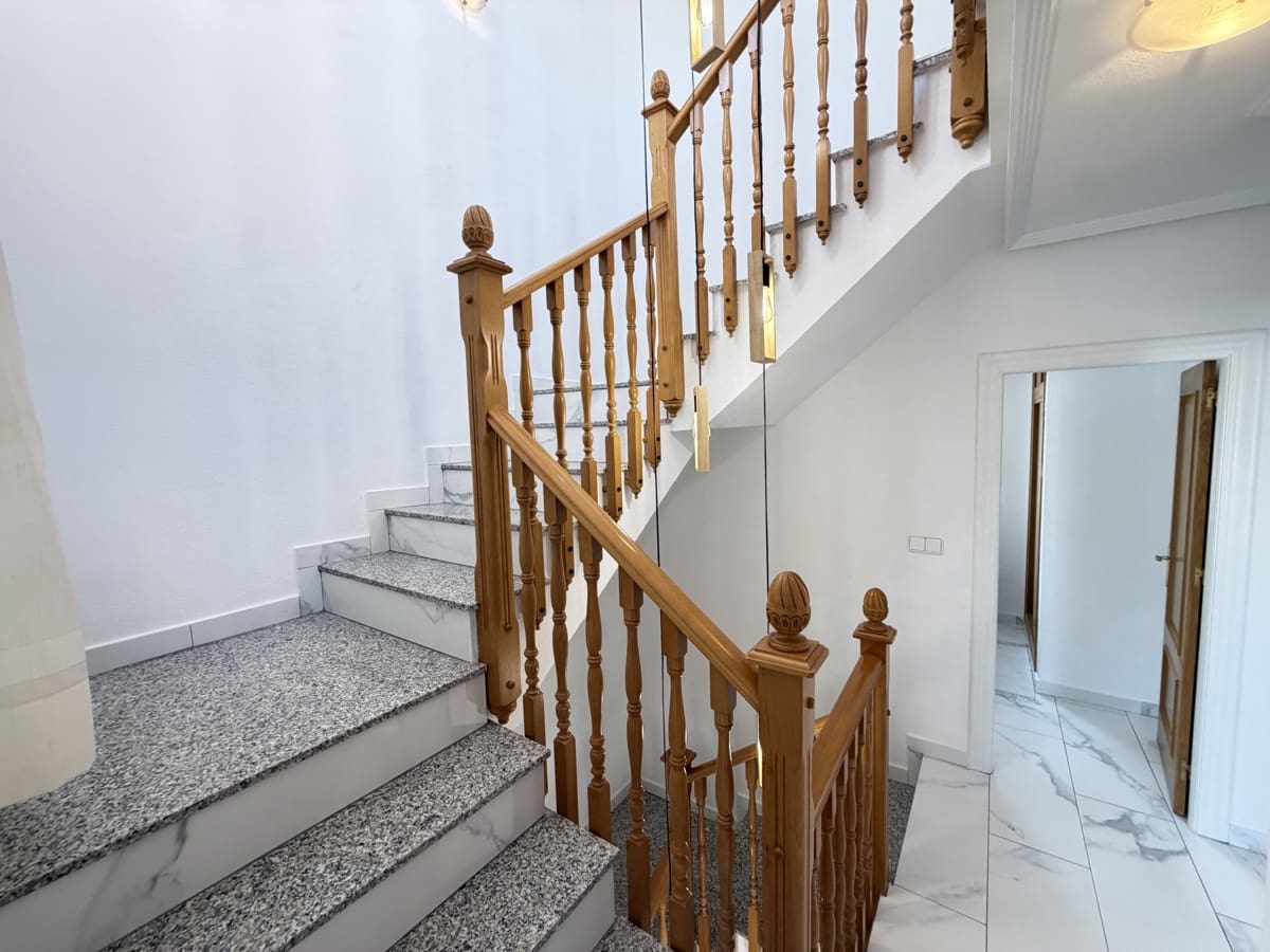 5 Zimmer Villa zu verkaufen in Villamartin mit Pool - 475.000 € (Ref: 10088703)