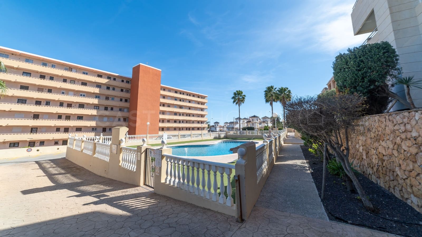 2 soverom Leilighet til salgs i Torrevieja med svømmebasseng - € 299 998 (Ref: 10116649)