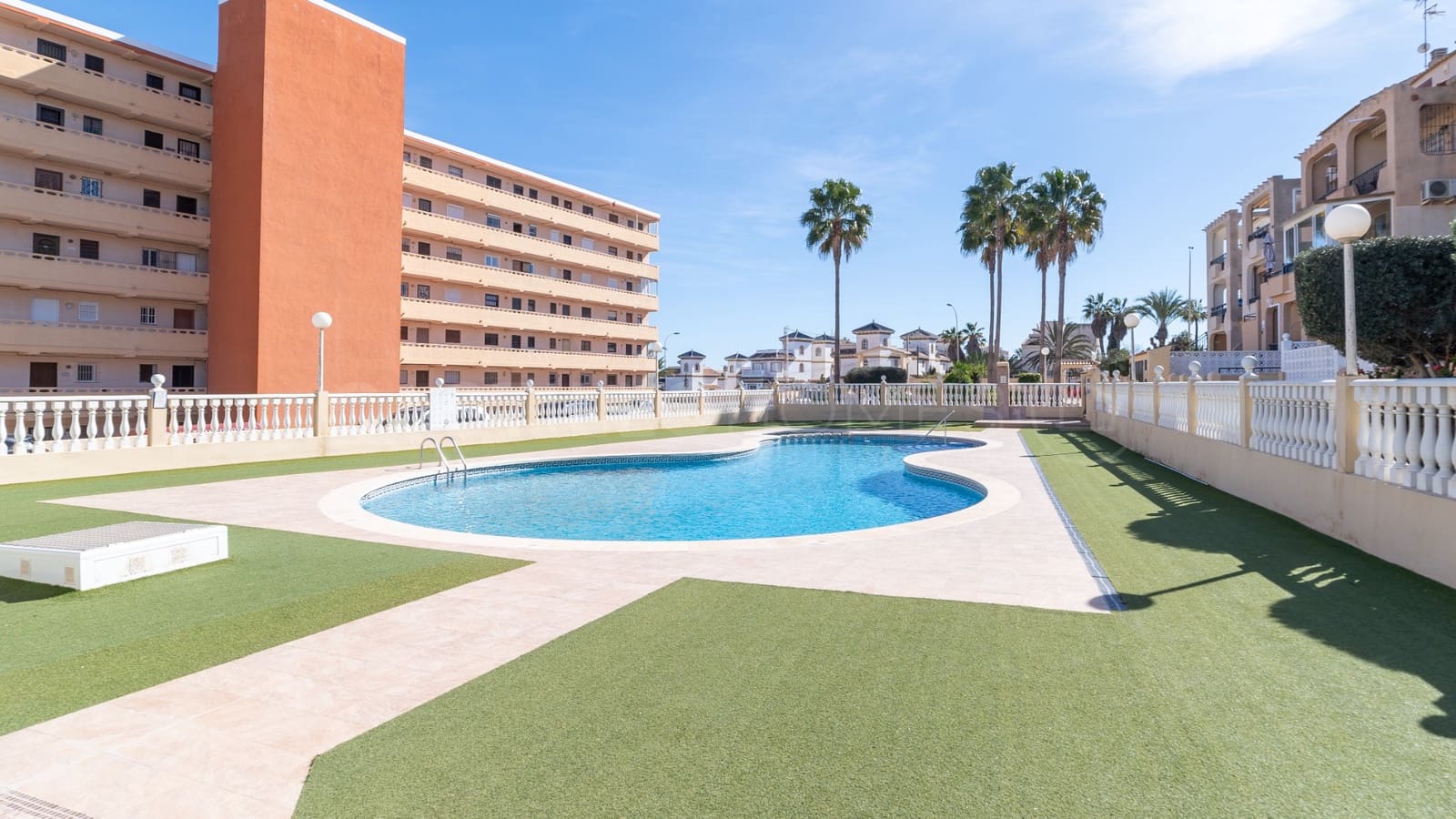 2 soverom Leilighet til salgs i Torrevieja med svømmebasseng - € 299 998 (Ref: 10116649)