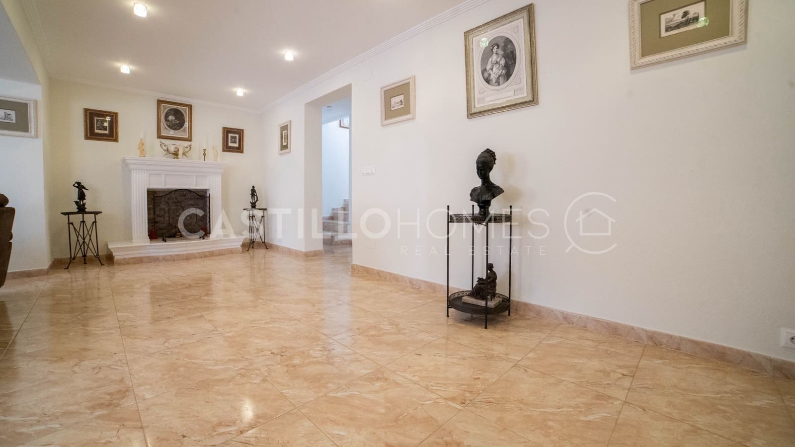6 bedroom Villa for sale in Torrevieja with pool garage - € 930,000 (Ref: 10116652)