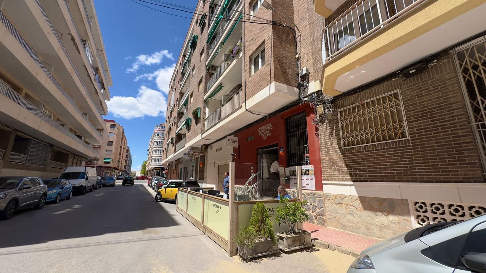 Commercial for sale in Torrevieja - € 139,900 (Ref: 10116772)