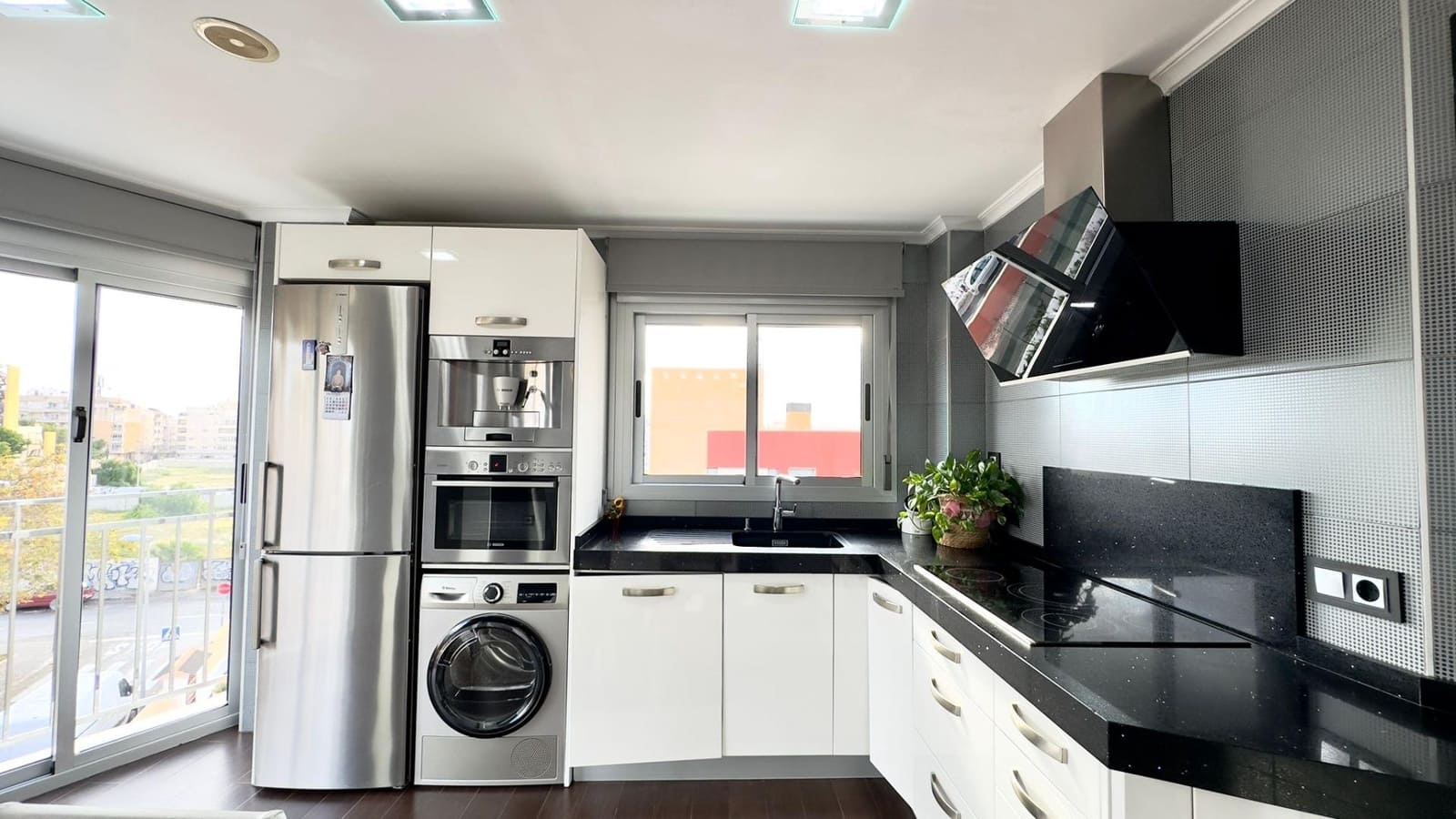 12 quarto Comercial para venda em Torrevieja com garagem - 1 550 000 € (Ref: 10116799)