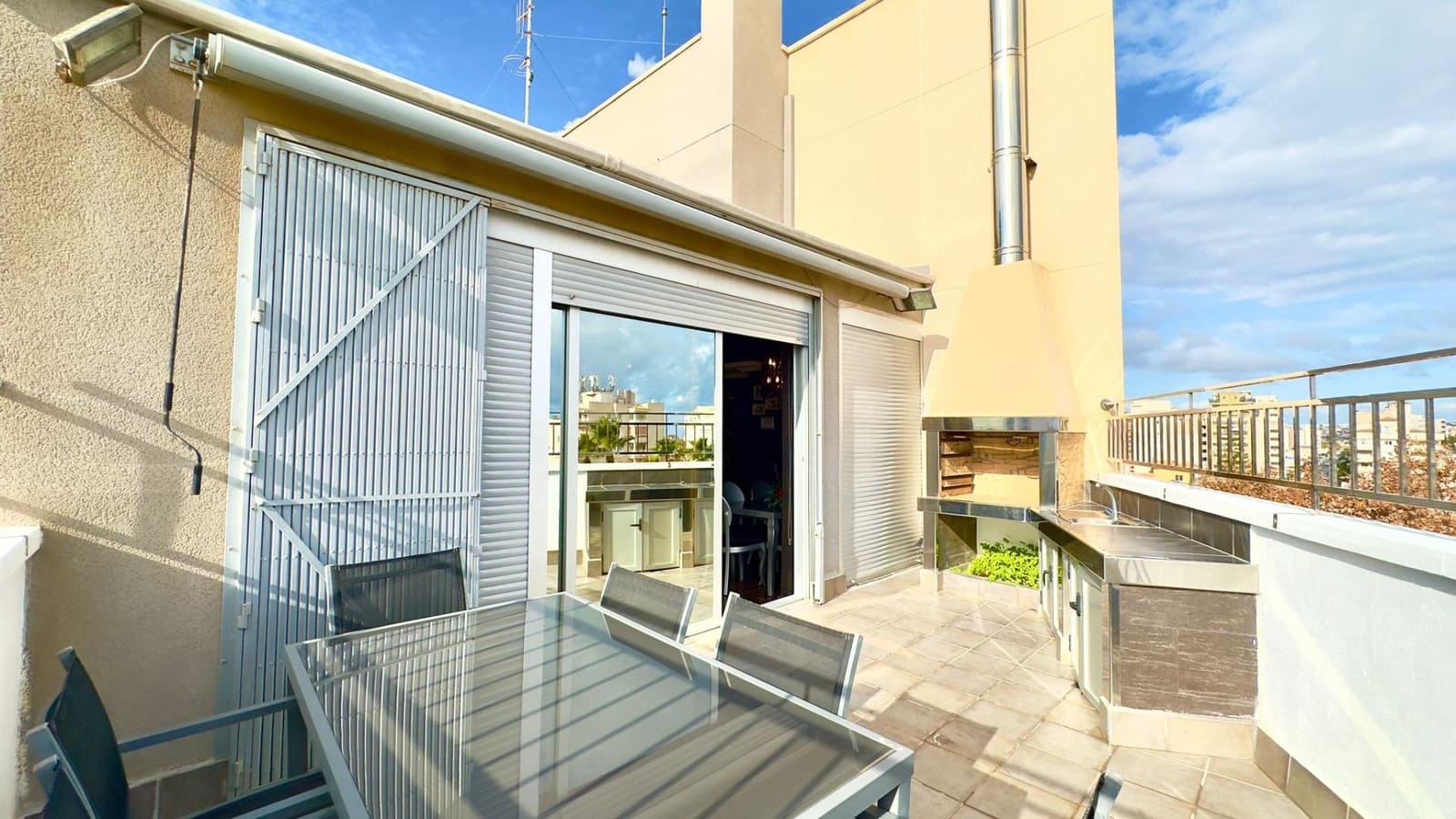 12 quarto Comercial para venda em Torrevieja com garagem - 1 550 000 € (Ref: 10116799)