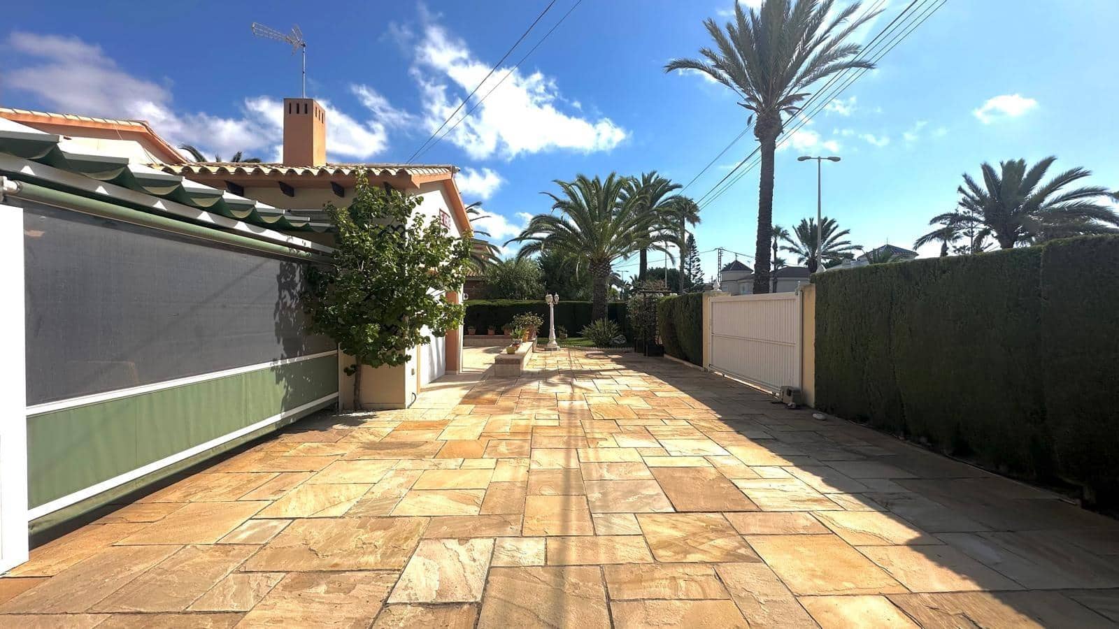 3 soveværelse Villa til salg i Cabo Roig med swimmingpool garage - € 850.000 (Ref: 10130823)