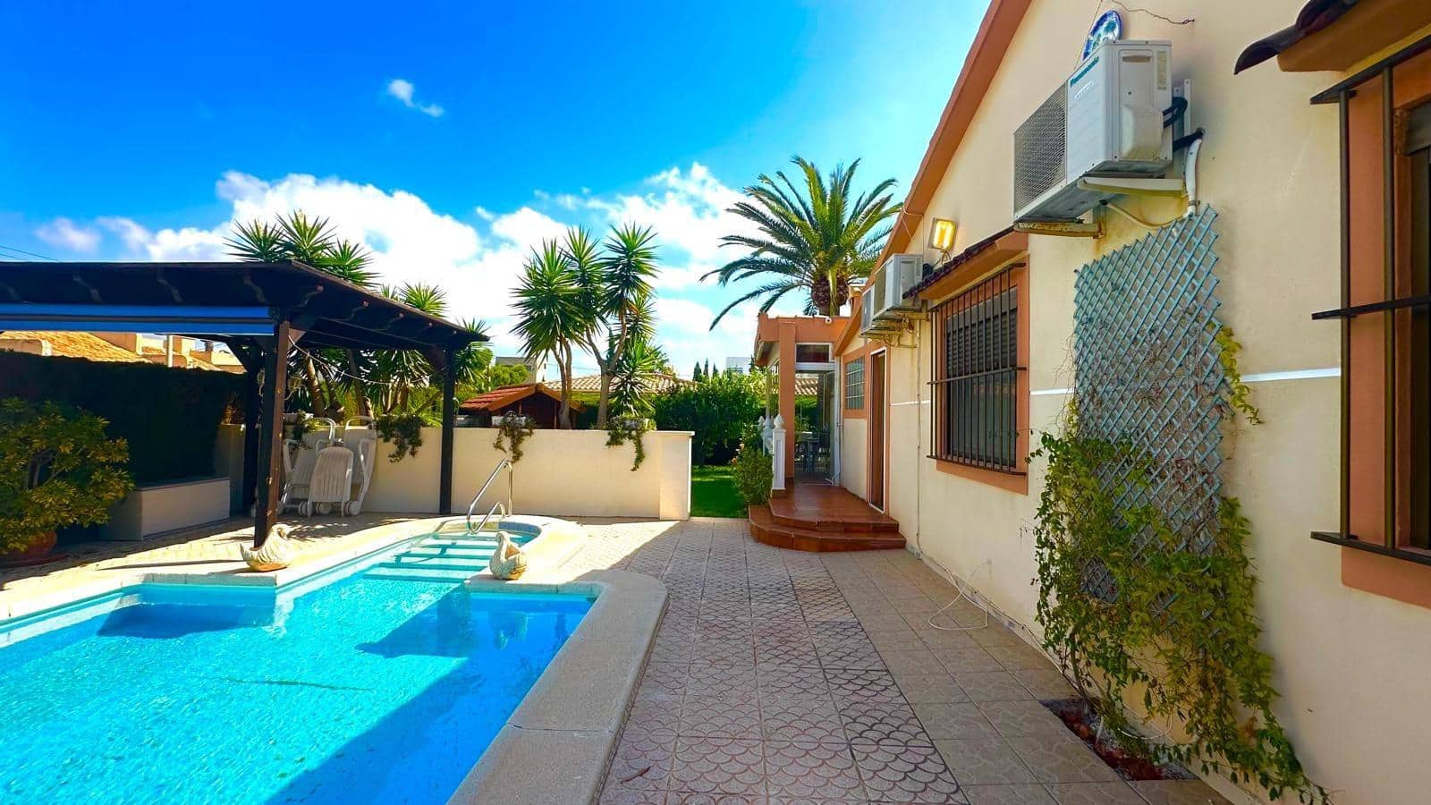3 soveværelse Villa til salg i Cabo Roig med swimmingpool garage - € 850.000 (Ref: 10130823)