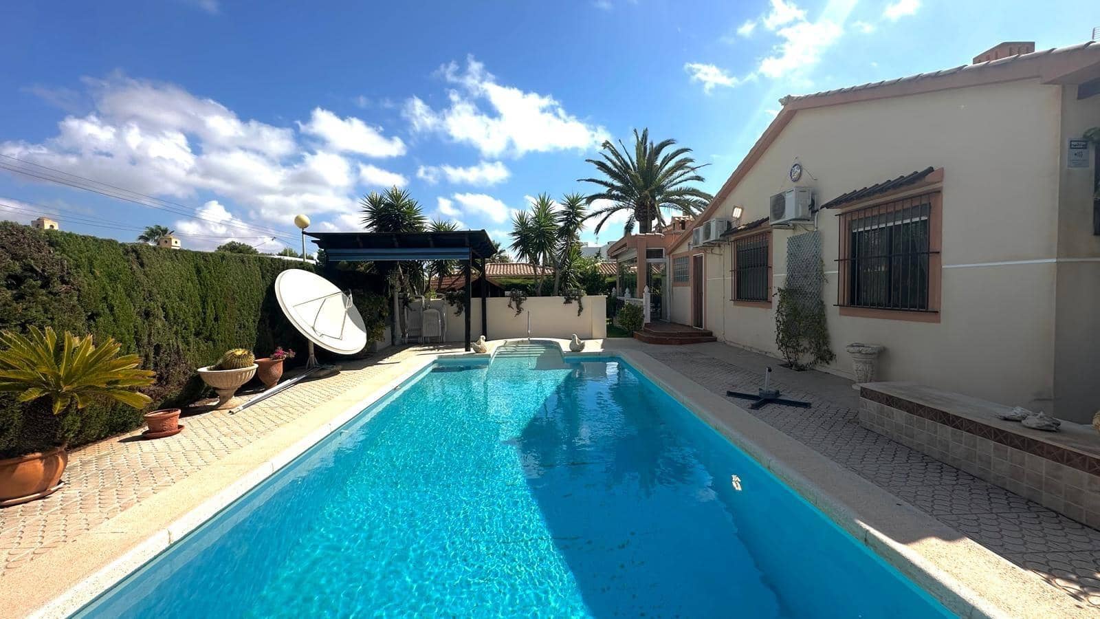 3 soveværelse Villa til salg i Cabo Roig med swimmingpool garage - € 850.000 (Ref: 10130823)