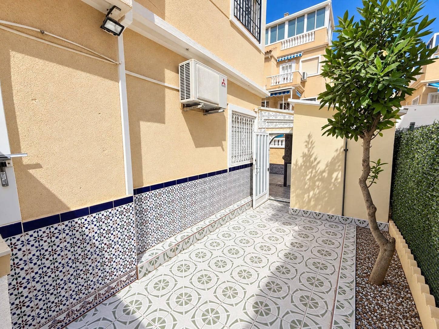 2 bedroom Bungalow for sale in Torrevieja with pool - € 143,000 (Ref: 10158786)