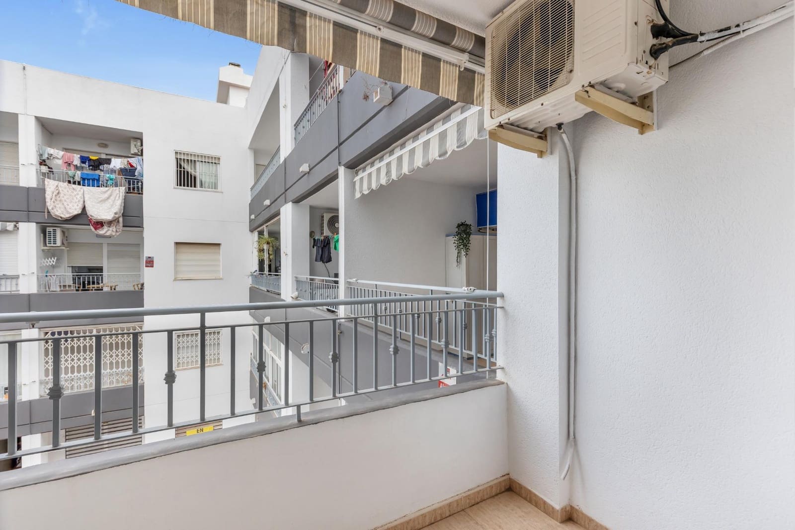 2 soveværelse Lejlighed til salg i Torrevieja med swimmingpool garage - € 125.000 (Ref: 10158792)