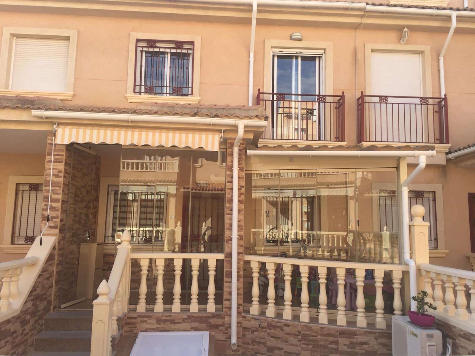 3 soveværelse Villa til salg i Torrevieja med swimmingpool - € 258.900 (Ref: 10183972)