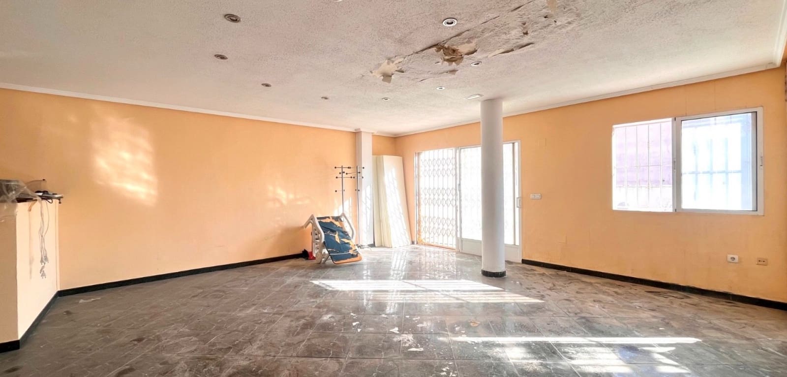 1 bedroom Commercial for sale in Torrevieja - € 430,000 (Ref: 8373959)