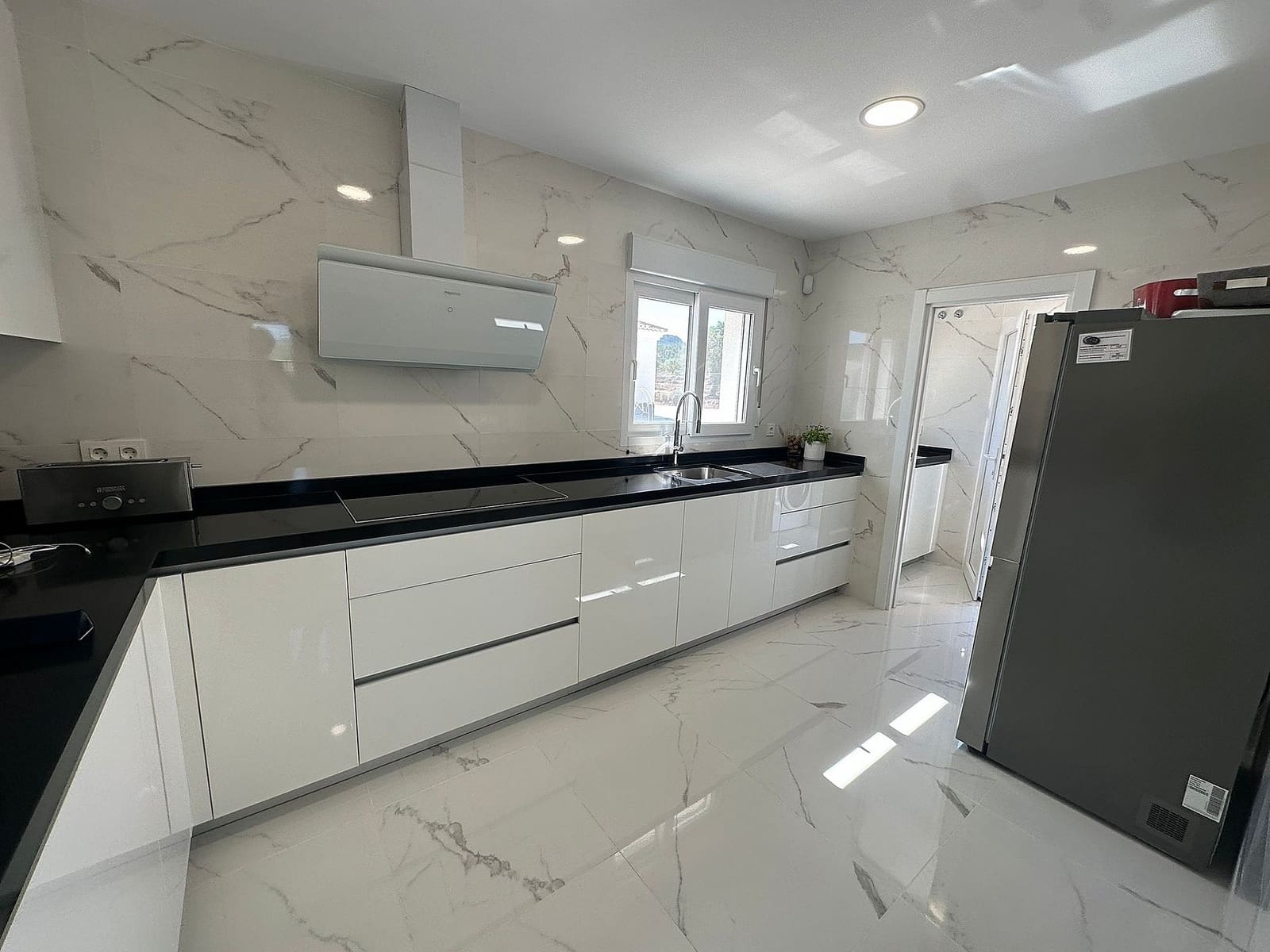 Chalet de 4 habitaciones en Pinoso en venta con piscina garaje - 423.000 € (Ref: 8397344)