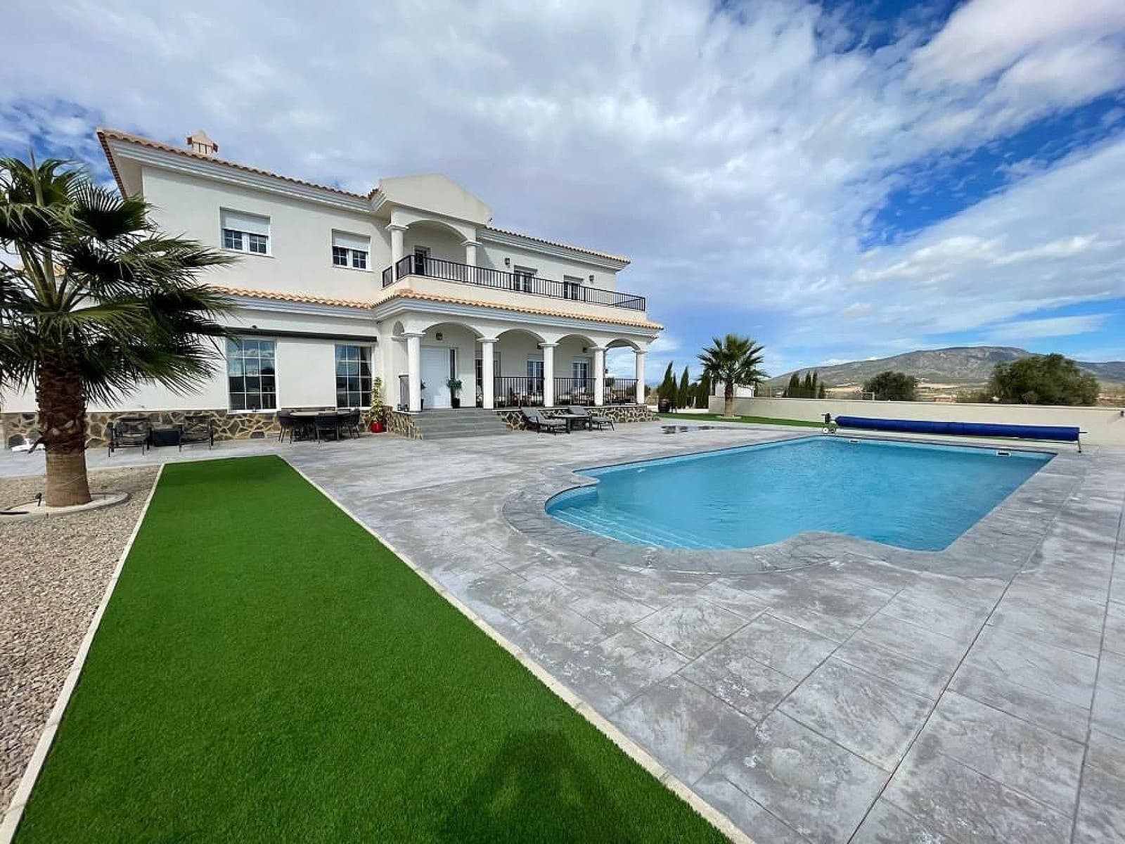 Chalet de 4 habitaciones en Pinoso en venta con piscina garaje - 611.000 € (Ref: 8397347)