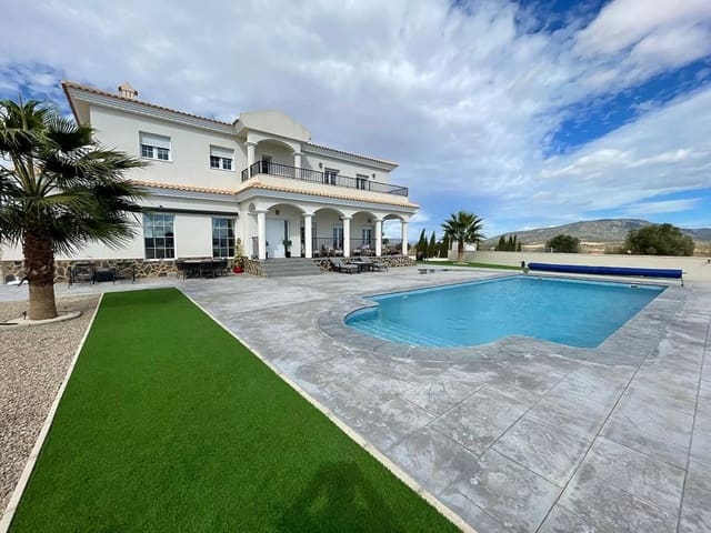 Chalet de 4 habitaciones en Pinoso en venta con piscina garaje - 611.000 € (Ref: 8397347)