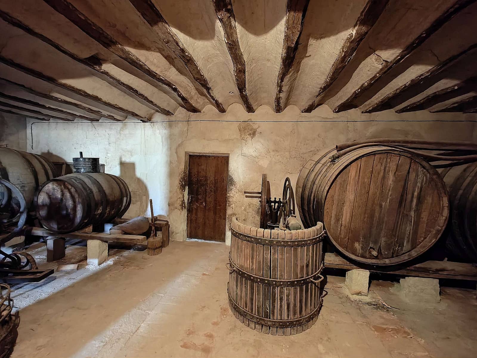 6 soveværelse Finca/Landehus til salg i Pinoso med garage - € 425.000 (Ref: 8397516)