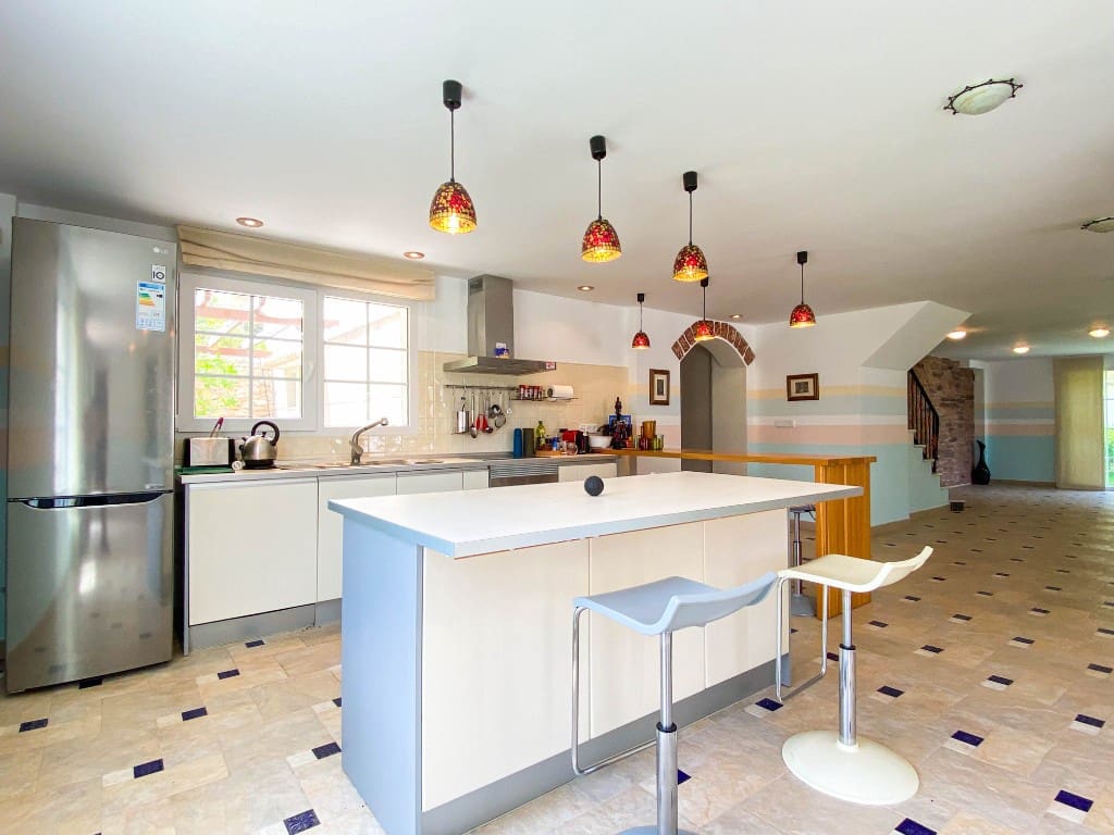 Chalet de 7 habitaciones en Villamartin en venta con piscina garaje - 1.120.000 € (Ref: 8451054)