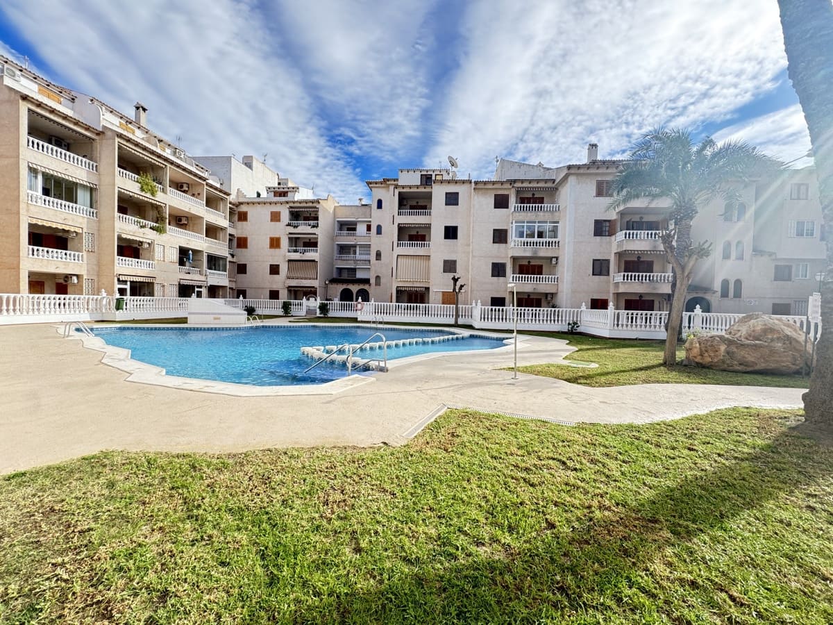 Apartment for sale in Torrevieja with pool - € 150,000 (Ref: 8693129)
