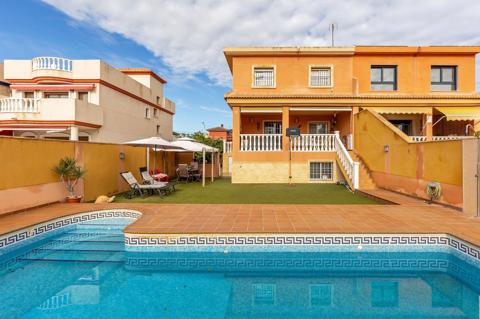 4 bedroom Villa for sale in Torrevieja with pool - € 479,000 (Ref: 8697061)
