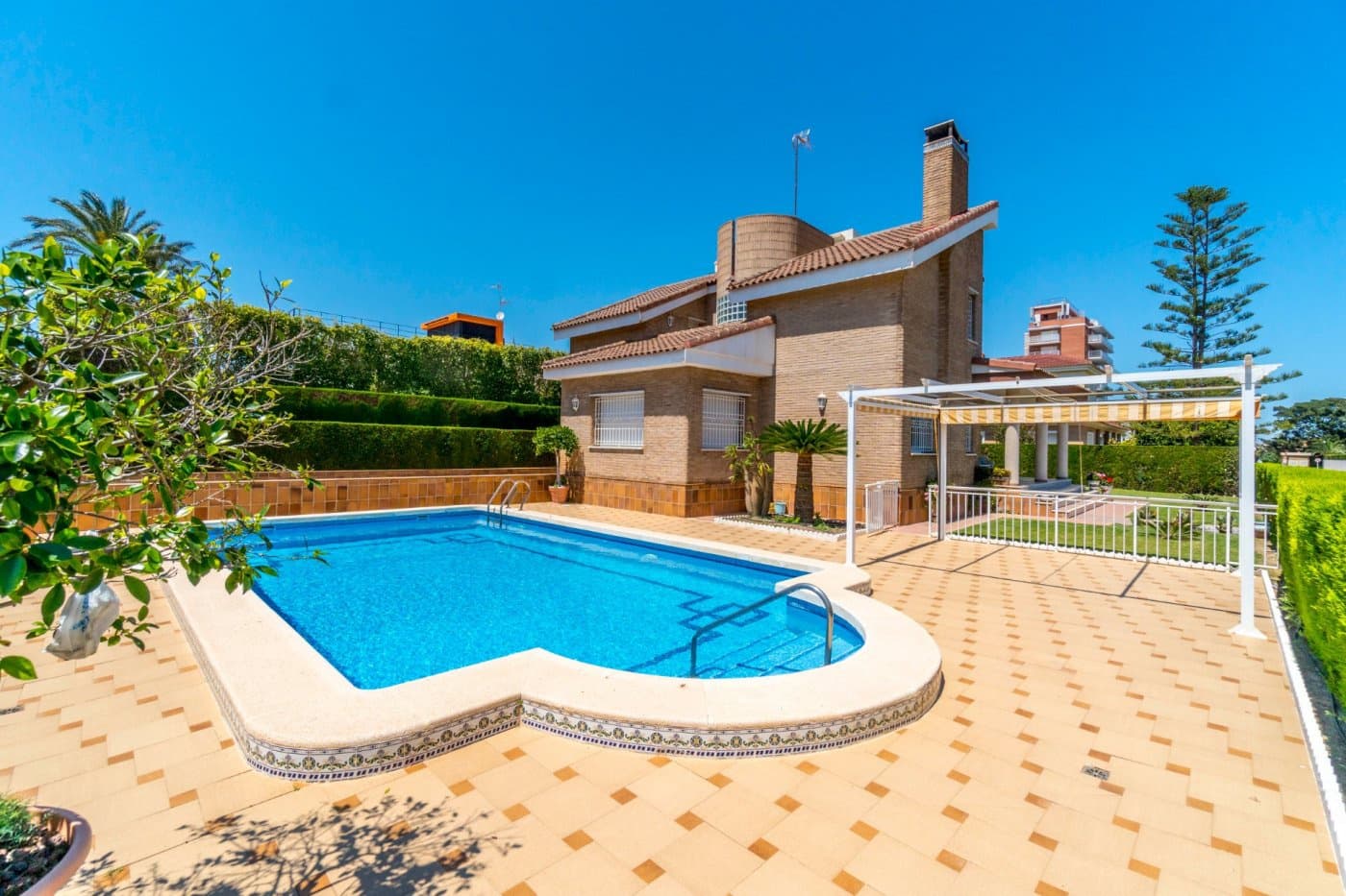 Chalet de 5 habitaciones en Torrevieja en venta con piscina garaje - 1.200.000 € (Ref: 8722967)