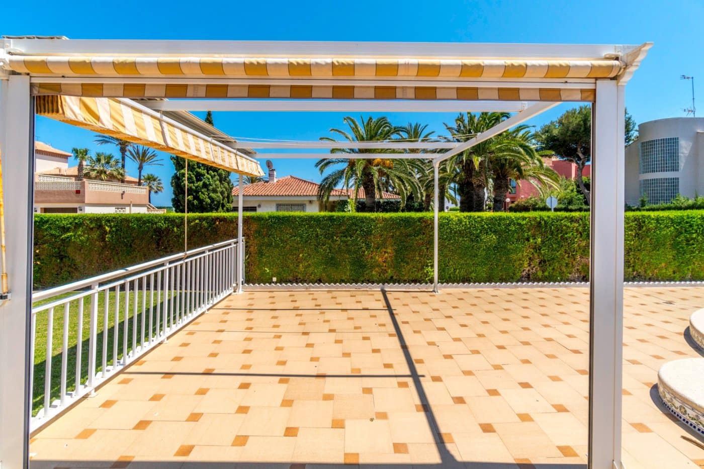 Chalet de 5 habitaciones en Torrevieja en venta con piscina garaje - 1.200.000 € (Ref: 8722967)
