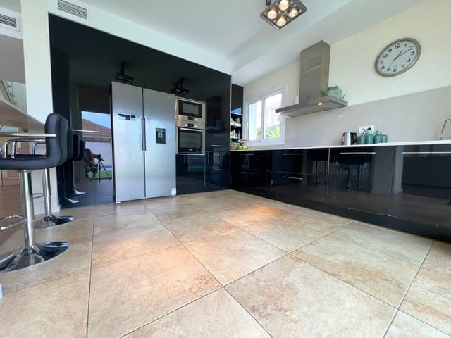 6 bedroom Villa for sale in La Marina, Elche / Elx with pool garage - € 699,000 (Ref: 8736676)