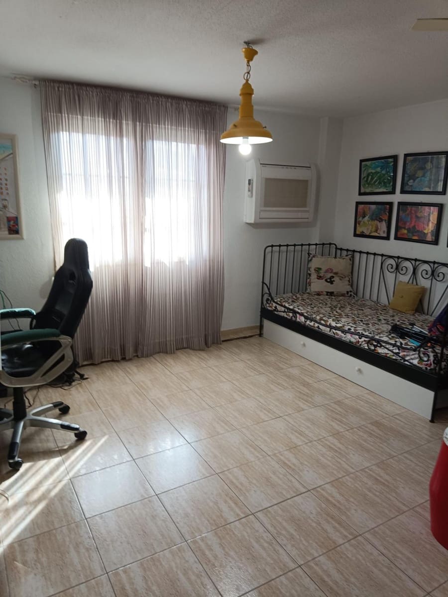 Apartamento de 4 habitaciones en Torrevieja en venta con garaje - 243.000 € (Ref: 8736722)