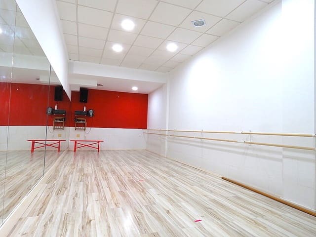 Erhverv til salg i Guardamar del Segura med swimmingpool - € 129.000 (Ref: 8743895)