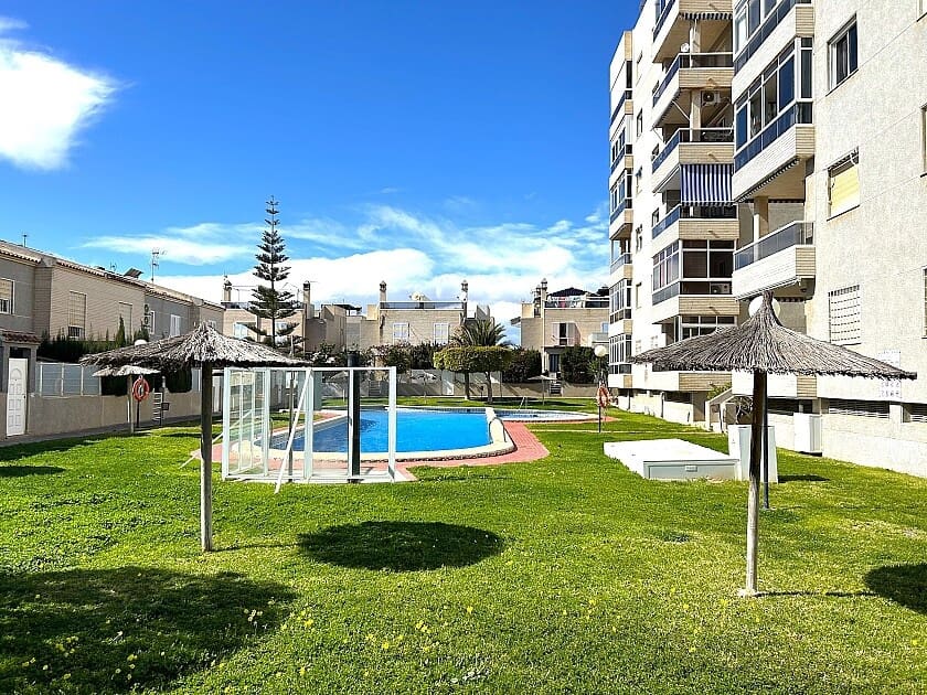 3 slaapkamer Appartement te koop in Torrevieja met zwembad garage - € 395.000 (Ref: 8743897)