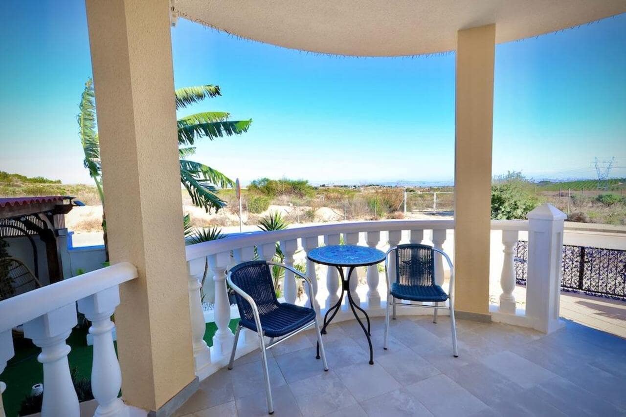 Chalet de 4 habitaciones en San Miguel de Salinas en venta con piscina garaje - 320.000 € (Ref: 8769113)