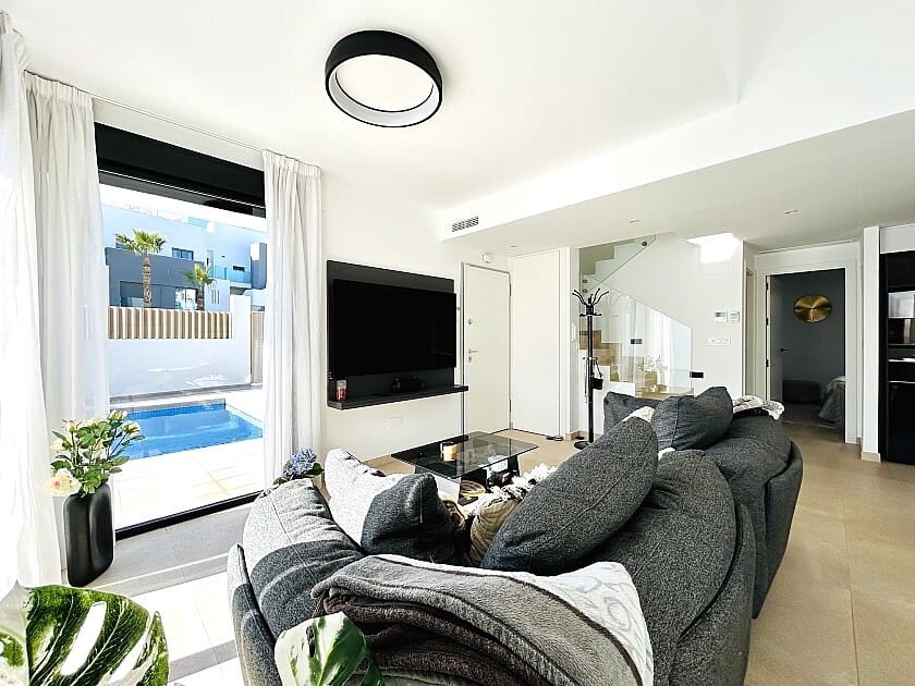 Chalet de 3 habitaciones en Guardamar del Segura en venta con piscina - 580.000 € (Ref: 8771170)