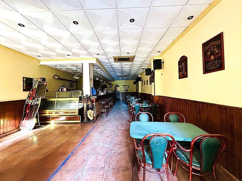 Commercial for sale in Torrevieja with pool - € 165,000 (Ref: 8802479)