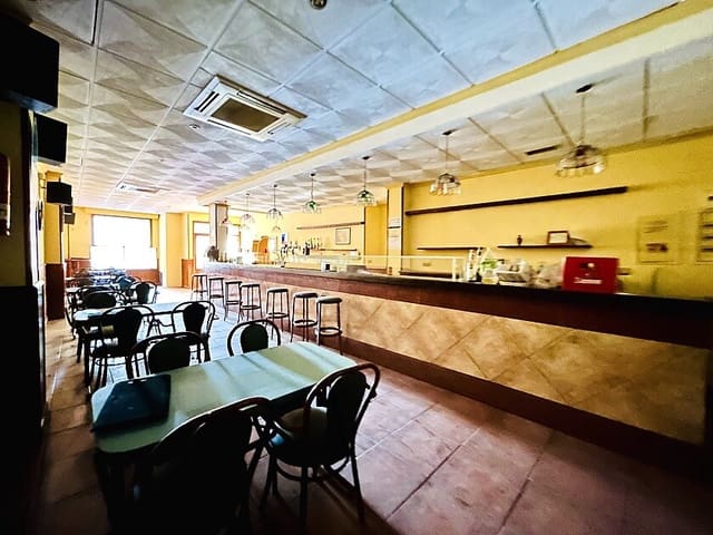 Erhverv til salg i Torrevieja med swimmingpool - € 165.000 (Ref: 8802479)