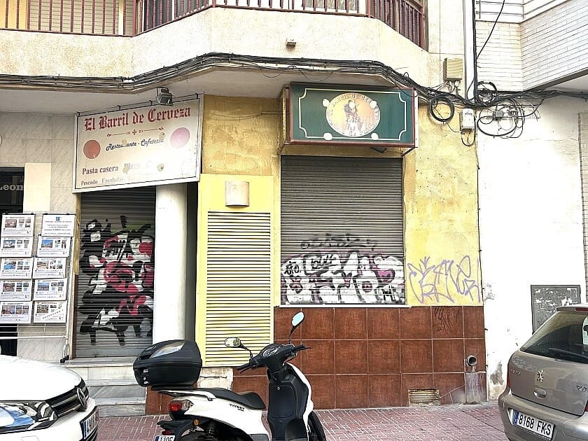 Commercial for sale in Torrevieja with pool - € 165,000 (Ref: 8802479)