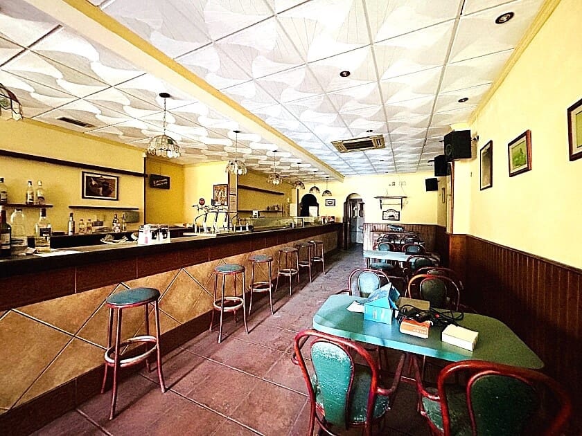 Commercial for sale in Torrevieja with pool - € 165,000 (Ref: 8802479)