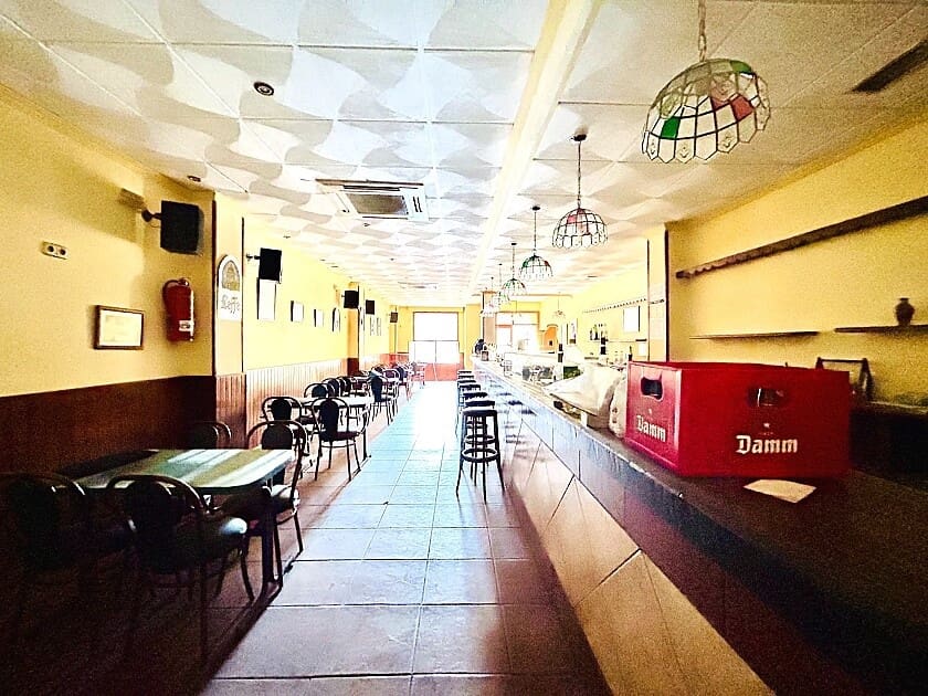 Commercial for sale in Torrevieja with pool - € 165,000 (Ref: 8802479)