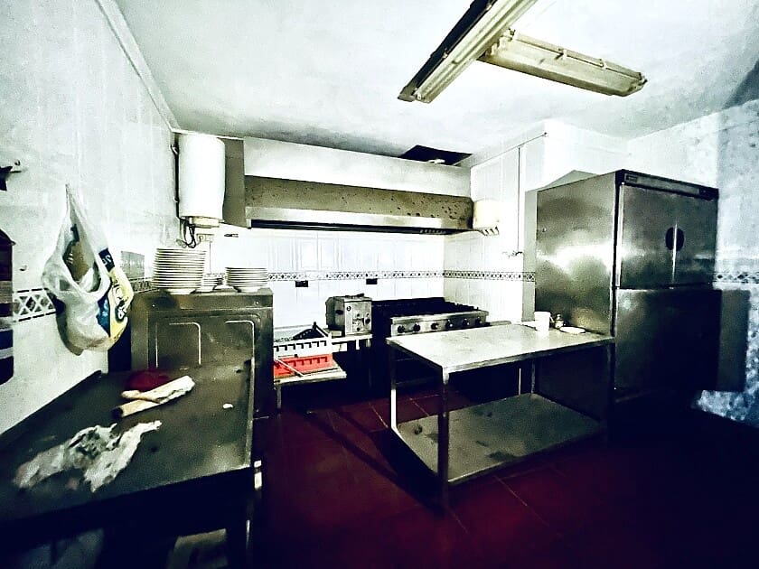 Commercial for sale in Torrevieja with pool - € 165,000 (Ref: 8802479)