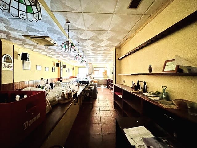 Erhverv til salg i Torrevieja med swimmingpool - € 165.000 (Ref: 8802479)