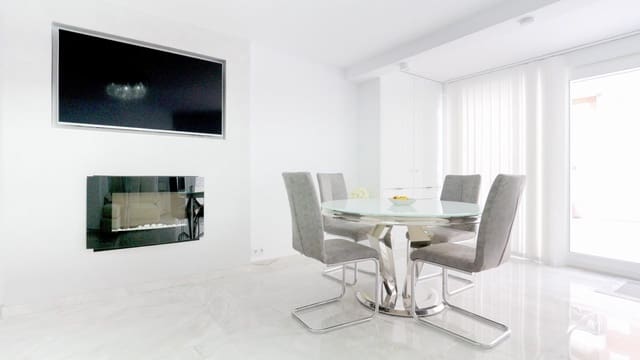 Adosado de 4 habitaciones en Torrevieja en venta con piscina garaje - 545.000 € (Ref: 8802487)