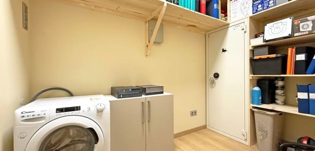 1 bedroom Commercial for sale in Torrevieja - € 165,000 (Ref: 8839937)