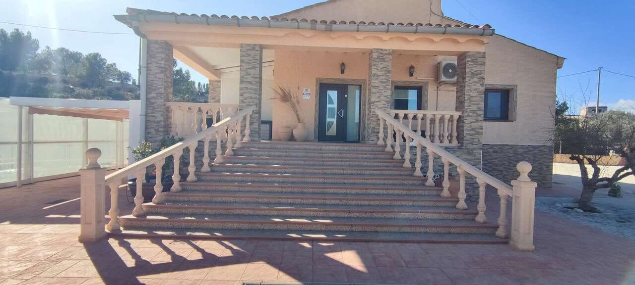 3 bedroom Villa for sale in Pinoso with pool - € 399,995 (Ref: 8839942)