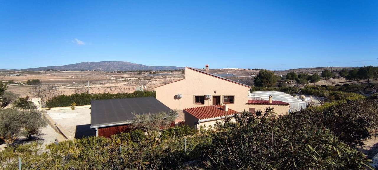 3 bedroom Villa for sale in Pinoso with pool - € 399,995 (Ref: 8839942)