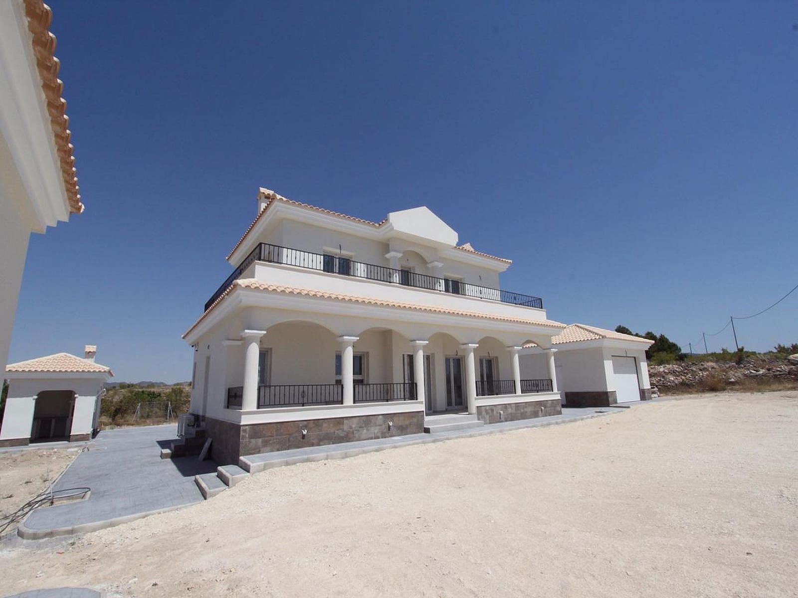 4 bedroom Villa for sale in Pinoso with pool garage - € 449,000 (Ref: 8849856)