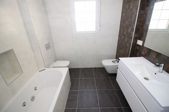 4 bedroom Villa for sale in Pinoso with garage - € 505,000 (Ref: 8849857)