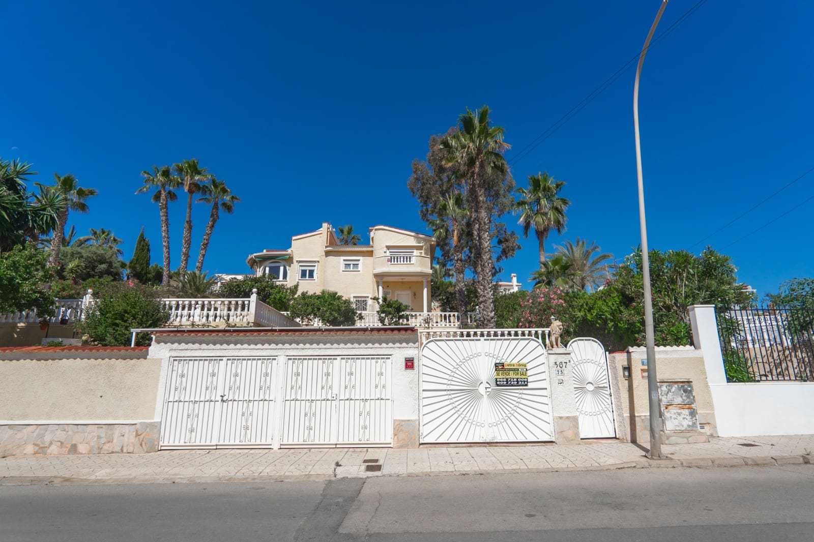 Chalet de 2 habitaciones en Ciudad Quesada en venta con piscina - 430.000 € (Ref: 8905834)