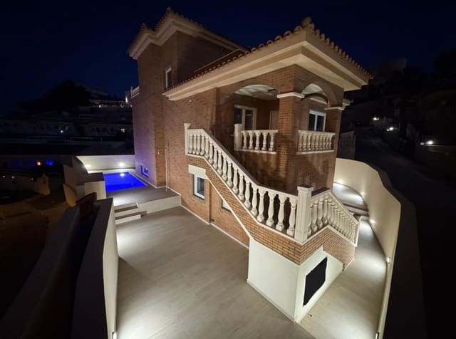 Chalet de 4 habitaciones en Ciudad Quesada, Rojales en venta con piscina - 580.000 € (Ref: 8924599)