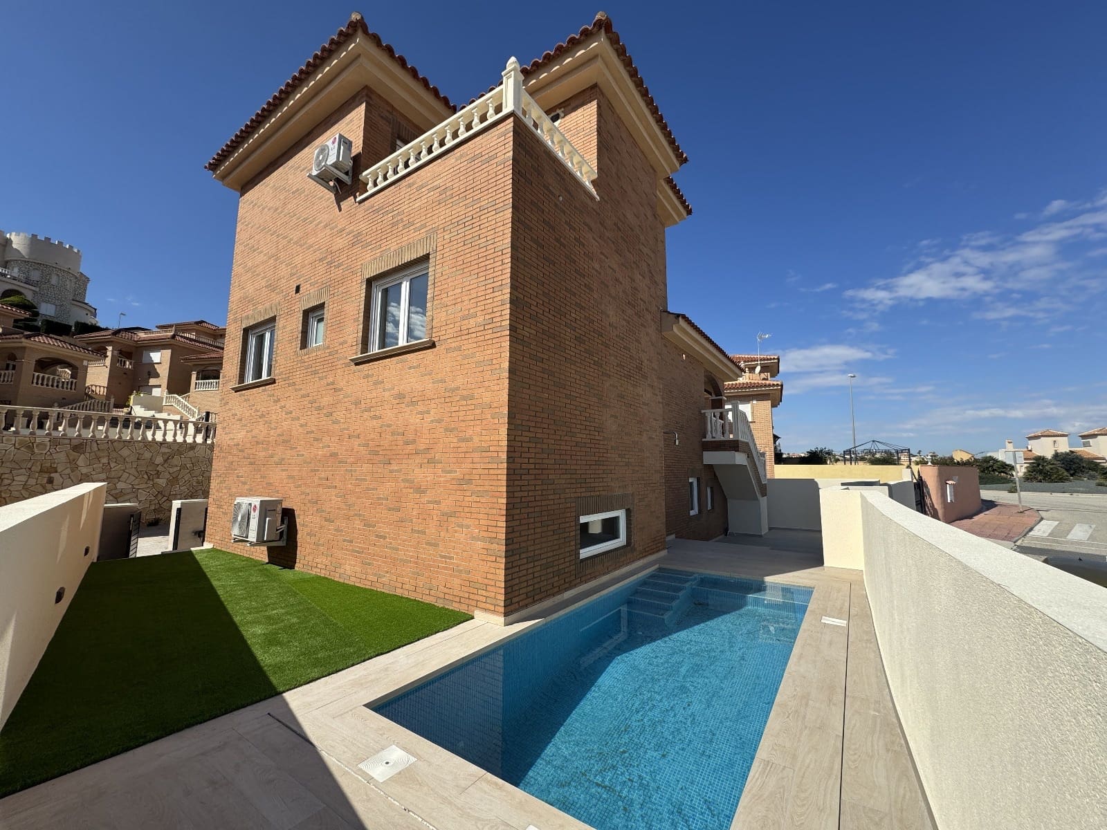 Chalet de 4 habitaciones en Ciudad Quesada en venta con piscina - 580.000 € (Ref: 8924599)